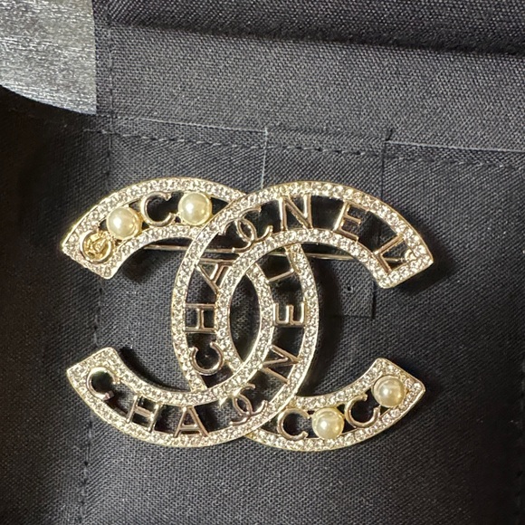 CHANEL Gold and Pearl Brooch - Picture 4 of 10